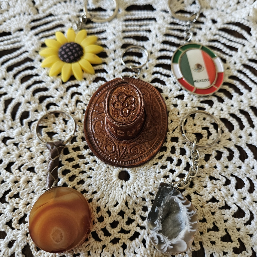 Vgt Lot Of 5 Key Rings Leather Hat, Mexico, Sunflower & 2 Stones